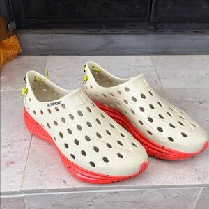 Mens Kanes size 10 Cream and Red Slip-On recovery Shoes